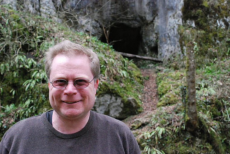 Kennt sich aus mit Neandertalern: Der Prähistoriker Ingmar M. Braun, hier vor der Kohlerhöhle im Kaltbrunnental. Foto: Thomas Brunnschweiler