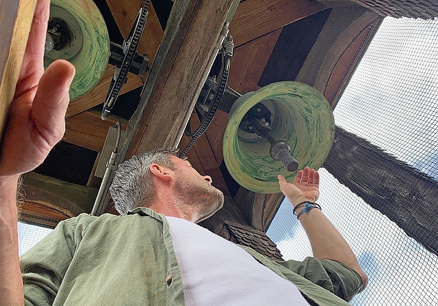 Wartungsarbeiten auf dem Glockenturm: Patrick Bonneau, der Glöckner von Zwingen, auf einem Kontrollgang. Foto: Mark Riklin