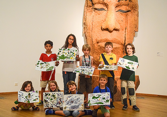 Ferienpass-Künstler:  Vor der «Grossen Maske» von Stephan Balkenhol präsentieren die Ferienpass-Kinder ihre Werke.  Foto: Bea Asper