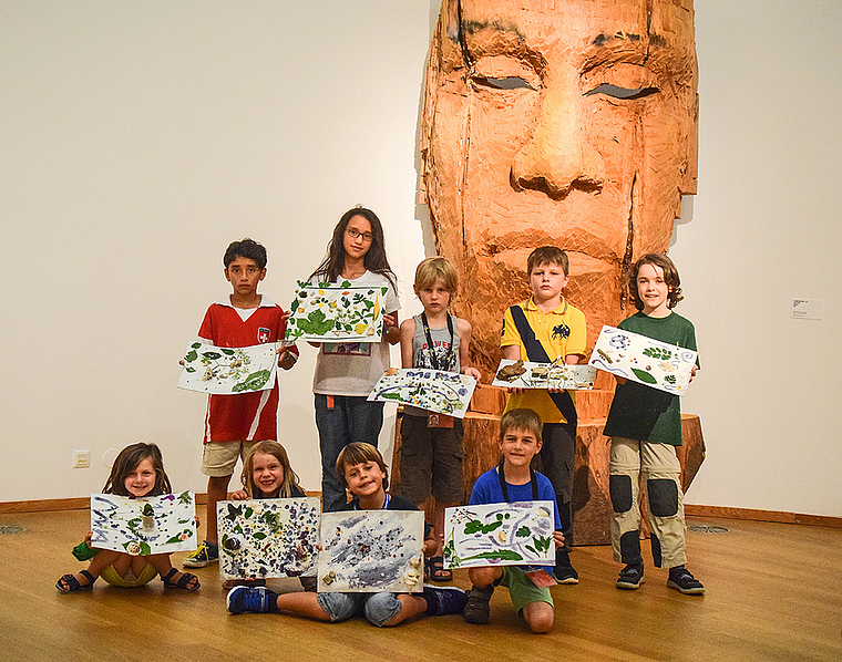 Ferienpass-Künstler:  Vor der «Grossen Maske» von Stephan Balkenhol präsentieren die Ferienpass-Kinder ihre Werke.  Foto: Bea Asper