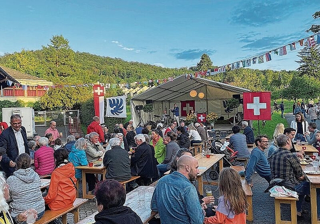 Geselliges Beisammensein: Die Besucher genossen die Schönwetterphase. Foto: Axel Mannigel