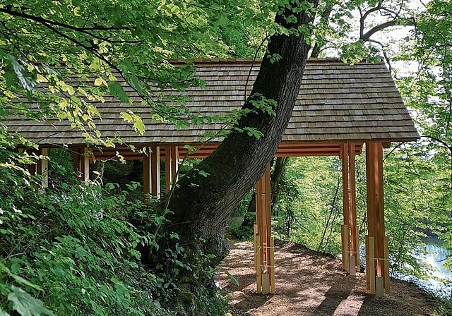 Schmuckstück: Die neue Baute aus Lärchenholz liegt am Mittleren Weiher – dort, wo die originale Sophienruhe aus dem Jahr 1812 einst stand. Foto: zVg Regine Nyfeler