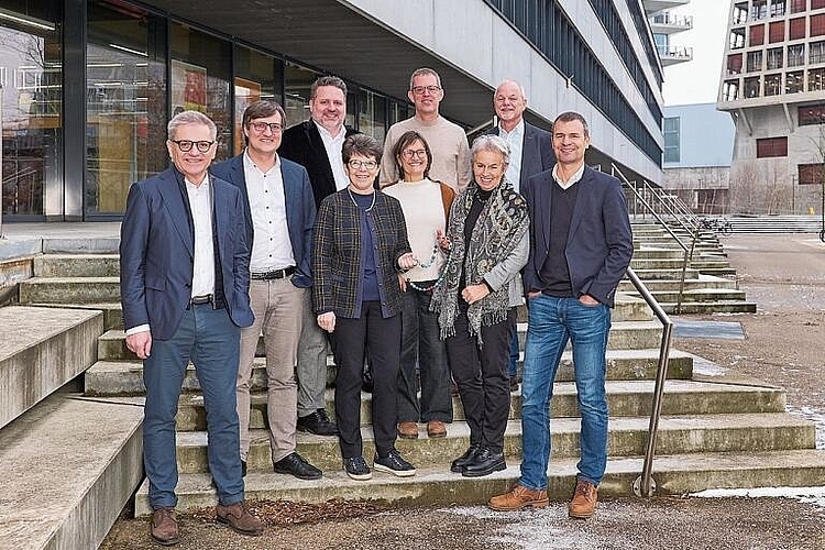 Strahlende Präsidentinnen und Präsidenten der Birsstadt-Gemeinden (v.l.): Melchior Buchs (Reinach), Daniel Urech (Dornach), Matthias Gysin (Gemeinderat Duggingen), Franziska Stadelmann (Muttenz), Eveline Sprecher (Aesch), Markus Eigenmann (Arlesheim), Jeanne Locher (Münchenstein), Alex Hein (Grellingen), Christof Hiltmann (Birsfelden). Es fehlt die Vertretung aus Pfeffingen. Foto: zVg