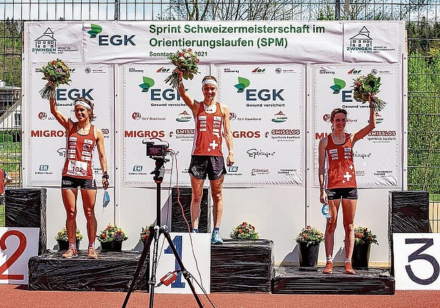 Sags mit Blumen: Die drei Schnellsten: Elena Roos, Simona Aebersold und Martina Ruch (v.l.). Foto: Martin Staub