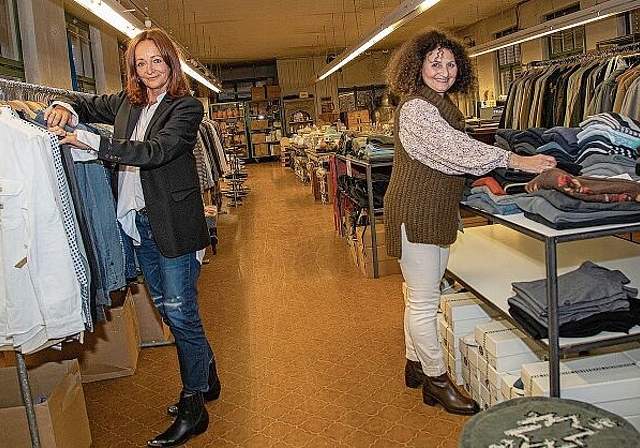 Kleider verkaufen statt Kleider herstellen: Silvia Seeger (l.) und Angela Di Pinto in den Produktionshallen der ehemaligen 
