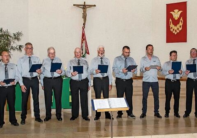 Hundertjährig: Männerchor Dittingen mit Präsident Markus Schmidlin (r.), seinem Vater Walter Schmidlin (sitzend) und Dirigent Reiner Schneider-Waterberg (5. v. r.).  Foto: Martin Staub