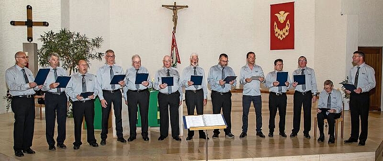 Hundertjährig: Männerchor Dittingen mit Präsident Markus Schmidlin (r.), seinem Vater Walter Schmidlin (sitzend) und Dirigent Reiner Schneider-Waterberg (5. v. r.).  Foto: Martin Staub