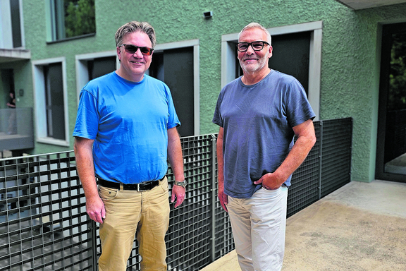 Neue Leitung im Kinder- und Jugendheim in Laufen: Der bisherige Stellvertreter Stefan Hamann (l.) übernimmt die Leitung von Stefan Köhli. Foto: Melanie Brêchet