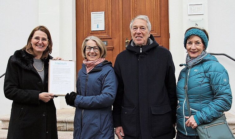 Übergabe der Unterschriften (v.l.): Gemeindeverwalterin Katrin Bartels, Firschluft-Co-Prädisentin Nicole Barthe, Marco Gigli und Sabine Scherrer. Foto: Tobias Gfeller