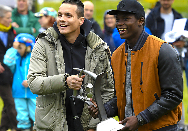 Der Patron und der Wanderpokal: Breel Embolo (r.) zeichnet am 1. Mai wieder die besten Kicker aus, so wie hier am Integrationsturnier 2017 mit Philippe Degen. Foto: ZVG/Uwe Zinke