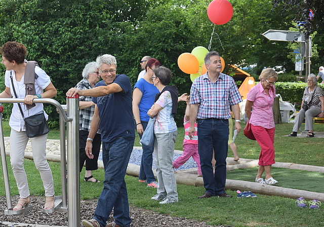 Ran an die Geräte: Der grosszügig angelegte Spielpark lädt auch die Erwachsenen ein zum lockeren Training der Muskeln. Foto: Bea Asper