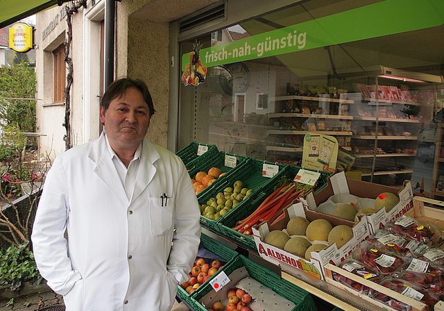 «Lohnt es sich, weiterzumachen?» Christof Hänggi, Besitzer des Dorfladens, muss sich diese Frage ernsthaft stellen. Foto: Tobias Gfeller