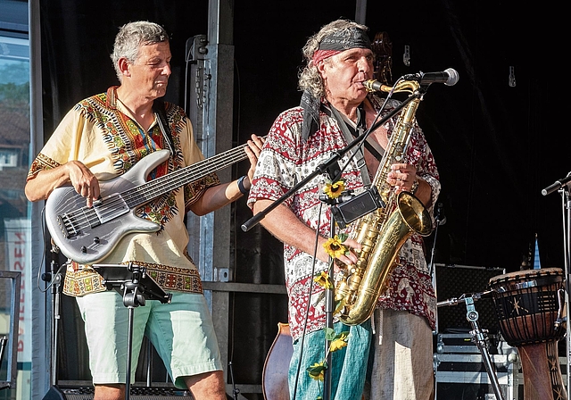 In luftigen, farbigen Gewändern: der Gitarrist und der Saxofonist von ... Fotos: Seraina Oppliger
