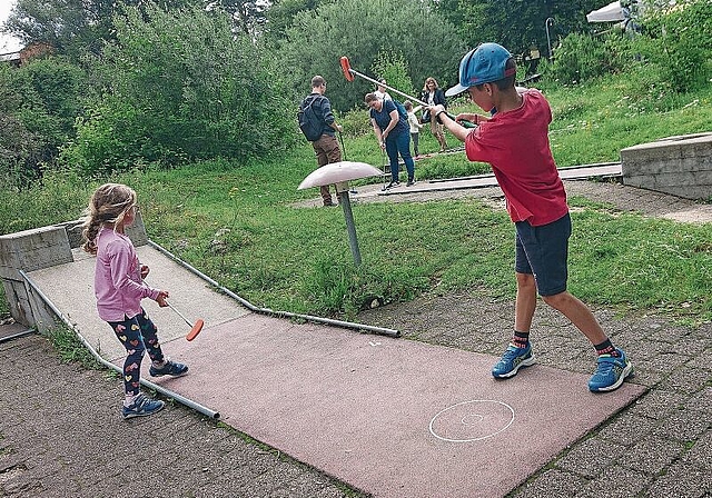 Noch fliegen die Bälle: Besonders für Kinder ist Minigolf ein beliebter Zeitvertreib. Foto: Tobias Gfeller