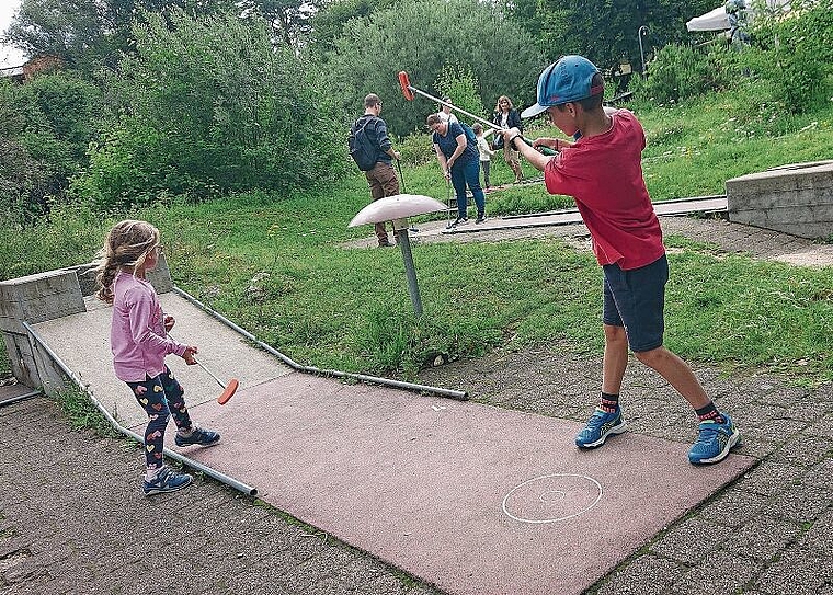 Noch fliegen die Bälle: Besonders für Kinder ist Minigolf ein beliebter Zeitvertreib. Foto: Tobias Gfeller