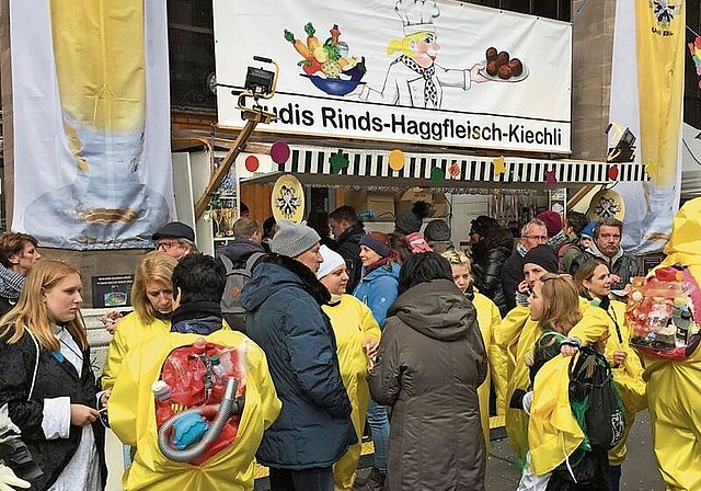 «Die Wurst ist uns wurst»: Der Stand von Trudis Rinds-Haggfleisch-Kiechli an der Basler Fasnacht passt genau zwischen die zwei Säulen vor der ehemaligen Hauptpost. Foto: zVg
