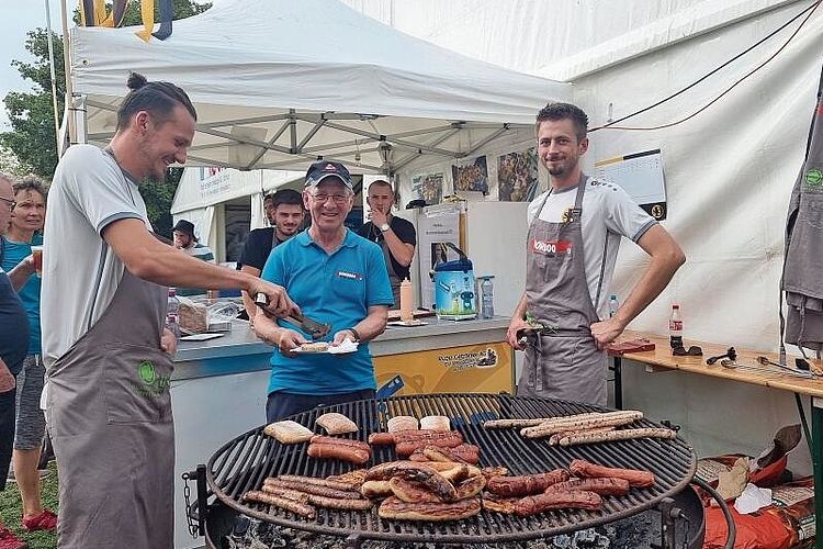 Kurze Verschnaufpause: OK-Mitglied, Marktchef und Gemeinderat Ludwig Binkert holt sich beim grossen Grill des SC Dornach eine Wurst.