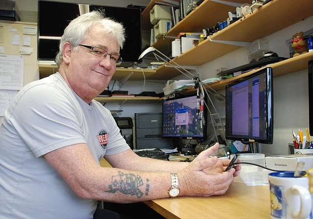 Nur die Tattoos erinnern noch an die Zeit als Rheinschiffer: Daniel Schär, erfolgreicher Kleinunternehmer.  Foto: Thomas Brunnschweiler