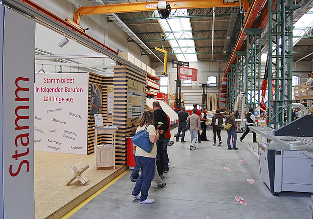 Öffentlicher Blick in den Holzbau-Betrieb: Moderne Krane laufen auf über 100 Jahre altem Material.  Foto: Axel Mannigel