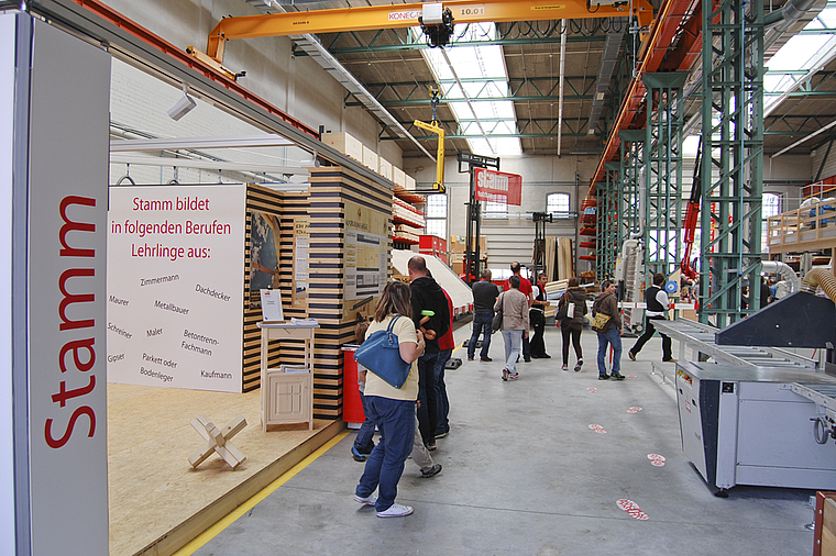 Öffentlicher Blick in den Holzbau-Betrieb: Moderne Krane laufen auf über 100 Jahre altem Material.  Foto: Axel Mannigel