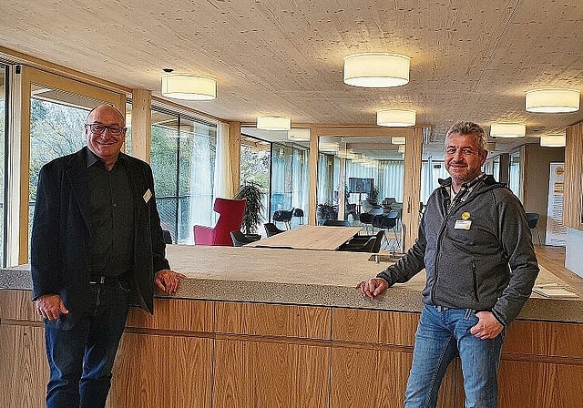 Bereit für die ersten Bewohner: Geschäftsführer Reto Wolf (l.) und Peter Stutz, Leiter Pflege und Betreuung, im Gemeinschaftsraum des neuen Traktes. Foto: Fabia Maieroni