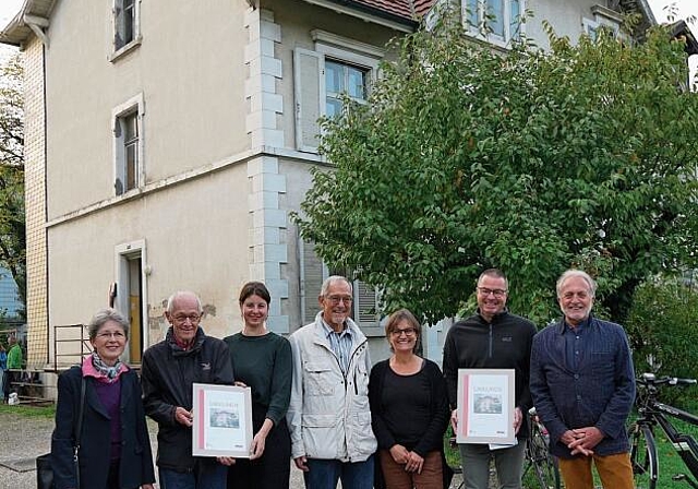 Auszeichnung für gute Baukultur: (v.l.n.r.) Doris Huggel, Daniel Gelzer, Natalia Wespi, Hansjörg Stalder, Eveline Sprecher, Matthias Preiswerk und Ruedi Riesen. Foto: Tobias Gfeller