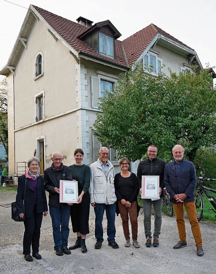 Auszeichnung für gute Baukultur: (v.l.n.r.) Doris Huggel, Daniel Gelzer, Natalia Wespi, Hansjörg Stalder, Eveline Sprecher, Matthias Preiswerk und Ruedi Riesen. Foto: Tobias Gfeller