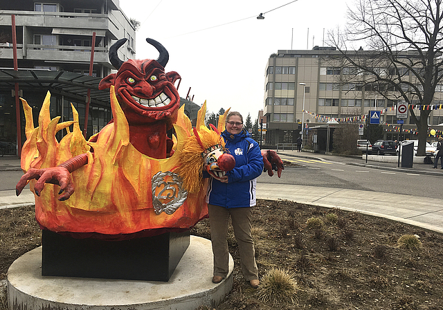 «Er lacht ja sogar!» Désirée Lang, Obfrau der Fasnacht, verteidigt das Teufelchen auf dem Landerer-Kreisel.  Foto: Caspar Reimer