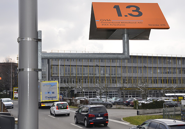 Verlauf mit Signalfarbe markiert: Die Erdgas-Hochdruckleitung verunsichert die Anlieger im Arlesheimer Gewerbegebiet.  Foto: Thomas Kramer.