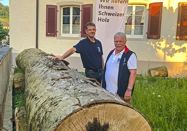 Machen sich stark für die Verwendung von heimischem Holz: Bürgergemeindepräsident Stephan Kink (r.) und Vizepräsident Bruno Holzer vor dem Arlesheimer Bürgergemeindehaus.  Foto: Caspar Reimer