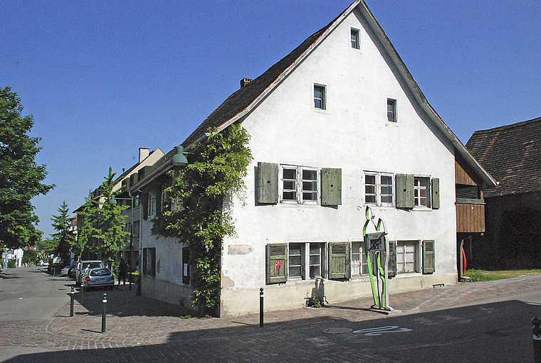 Bijou mitten im Dorf: Der Sundgauerhof, von der Ermitagestrasse her gesehen.  Foto: Thomas Brunnschweiler