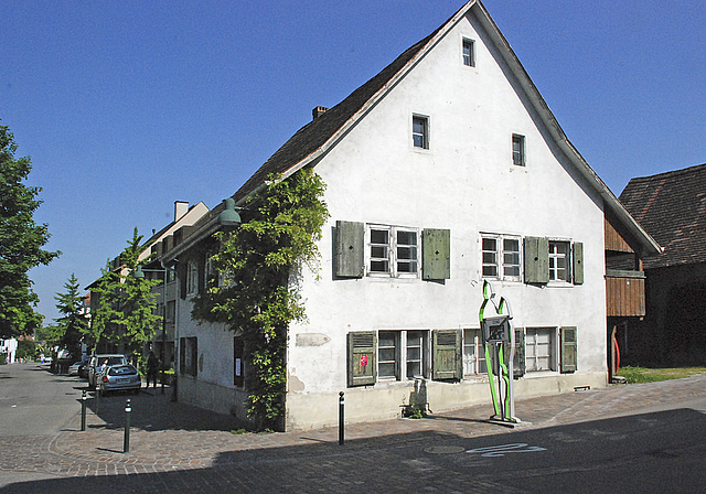 Bijou mitten im Dorf: Der Sundgauerhof, von der Ermitagestrasse her gesehen.  Foto: Thomas Brunnschweiler