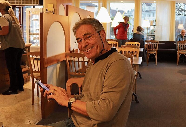 Hier sollen die Beratungen stattfinden: Willy Toggenburger, Präsident des Seniorenrats Münchenstein, im Café Buchmann bei der Gartenstadt. Foto: Benedikt Kaiser