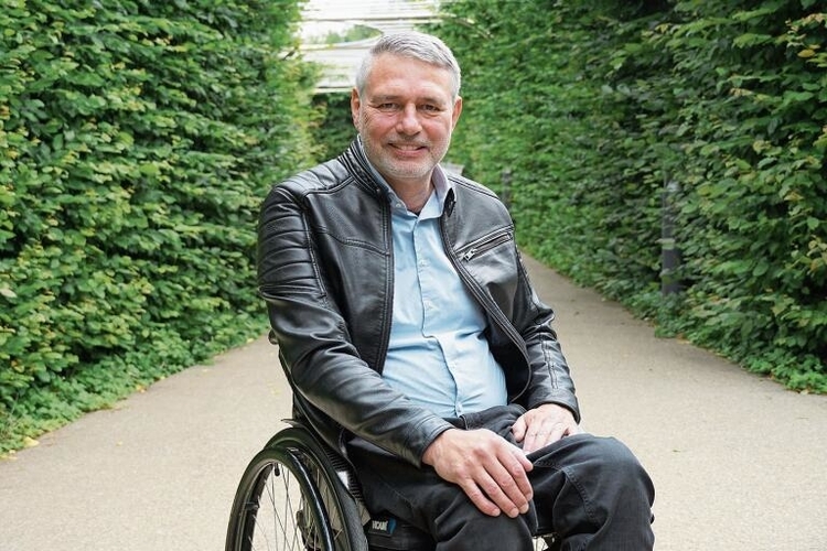 Vorbild: Ferdinand Pulver sieht sich als Beispiel, dass es auch Menschen mit einer Behinderung in der Politik weit bringen können. Foto: Tobias Gfeller