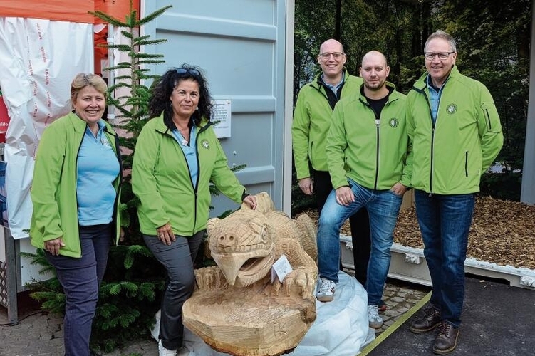 Aus dem richtigen Holz geschnitzt: Der Bürgerrat präsentierte das neue Kägentier. Foto: Fabia Maieroni