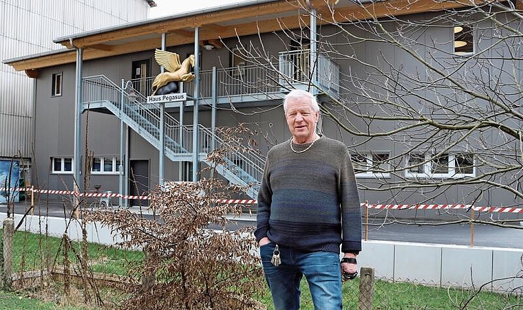 Kultur Haus Pegasus: Urs Waser vor dem in diesem Jahr fertiggestellten Gebäude für Kunstausstellende. Foto: Carlo Lang