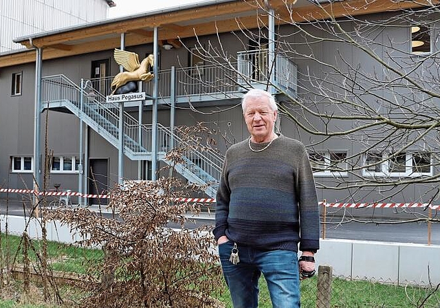 Kultur Haus Pegasus: Urs Waser vor dem in diesem Jahr fertiggestellten Gebäude für Kunstausstellende. Foto: Carlo Lang