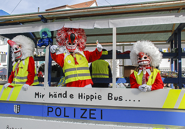 Oserclique Rynach: Ärgerten sich über den neuen «Luxuswagen» der Polizei und spielten mit dem Dodo-Hit «Hippie-Bus».  Fotos: Thomas Brunnschweiler