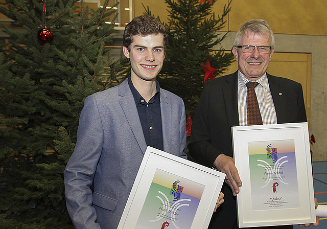 Ausgezeichnet: Förderpreisträger Noah Zbinden (l.) freut sich neben Werner Schmid, Träger eines Anerkennungspreises.  Foto: Edgar Hänggi