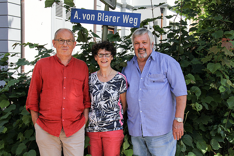 Tragen einen grossen Namen: Dieter von Blarer (l.) und Marie-Thérèse do Norte-von Blarer mit Karl Häring vom Verein Attraktives Aesch am Anton-von-Blarer-Weg, wo die beiden Geschwister auch wohnen.  Foto: Tobias Gfeller