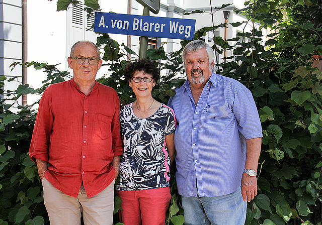 Tragen einen grossen Namen: Dieter von Blarer (l.) und Marie-Thérèse do Norte-von Blarer mit Karl Häring vom Verein Attraktives Aesch am Anton-von-Blarer-Weg, wo die beiden Geschwister auch wohnen.  Foto: Tobias Gfeller