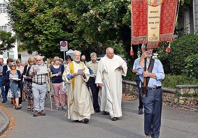 Feierliche Prozession: Die Pilgerinnen und Pilger aus dem Schwarzbubenland singend «mit Jesus unterwegs» zum Gottesdienst. Fotos: Roland Bürki
