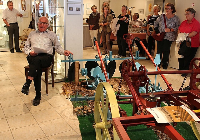 Spannender Vortrag: Hans Bühler erklärt das Pferdevielfachgerät, welches eine Landwirtschaftmaschinenfabrik aus Bättwil erfolgreich entwickelt hatte. Foto: Gaby Walther