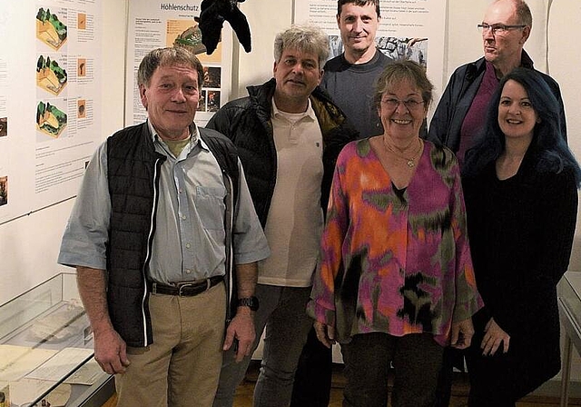 Im Museum: (v.l.) Fredy Müller (Höhlenforscher), Rolf Zimmerli (Karstlehrpfad), Arniko Böke (Schweizerische Höhlenforschungsgesellschaft Basel), Lilli Kuonen (Museum Laufental), Michael Fürstenberger (Geologische Wanderung) und Ila Geigenfeind (