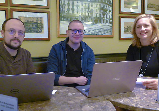 Die Jury bei der Arbeit: Raphael Zürcher, David Borter und Esther Keller (v.  l.) nehmen jeden Film gründlich unter die Lupe.  Foto: Milos Mihajlovic