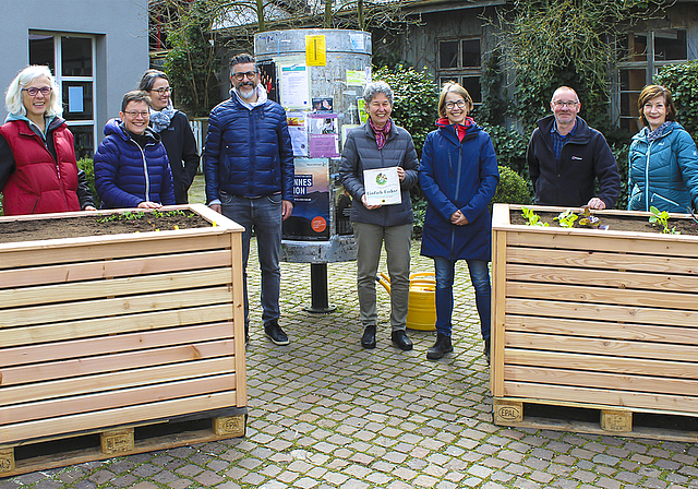 Haben das erste Grün schon gepflanzt: Das OK von Arlesheim Einfach Essbar mit Helferinnen und Helfern freut sich über baldigen Ertrag.  Foto: Axel Mannigel