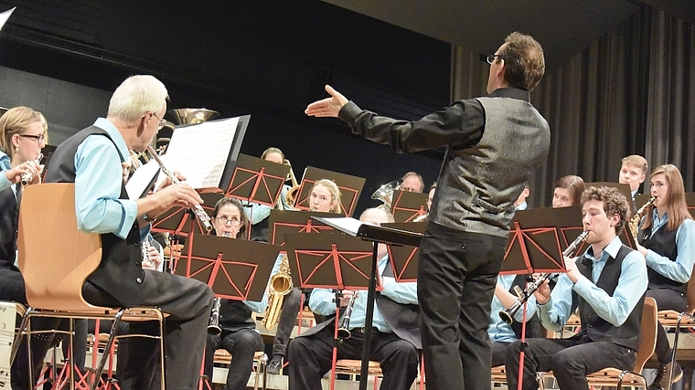 Gaben «The Phantom of the Opera»: Musikverein und Jugendmusik unter der Leitung von Thomas Schild . Foto: Bea Asper