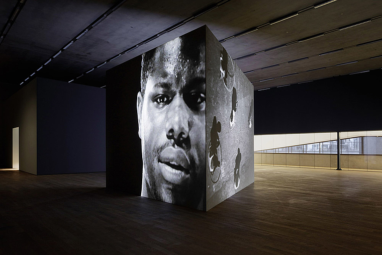 Wuchtige Nahaufnahmen: Steve McQueen: Bear, 1993, Installationsansicht.  Foto: Tom Bisig, Basel