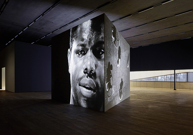 Wuchtige Nahaufnahmen: Steve McQueen: Bear, 1993, Installationsansicht.  Foto: Tom Bisig, Basel