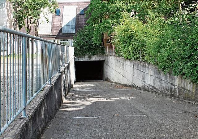 Wohnen unter der Erde: Hier geht’s zur Zivilschutzanlage. Foto: Benjamin Wieland